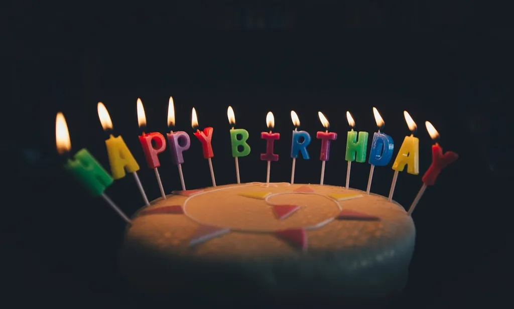 Velas de cumpleaños encendidas sobre una torta