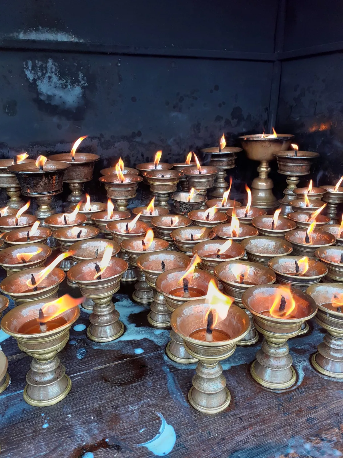 Hileras de lámparas de fuego encendidas
