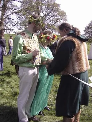 Ceremonia de handfasting, manos unidas con cintas