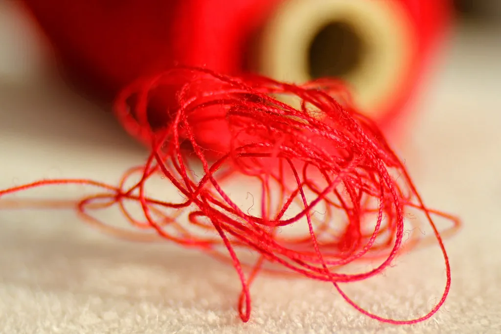 Hilo rojo enredado