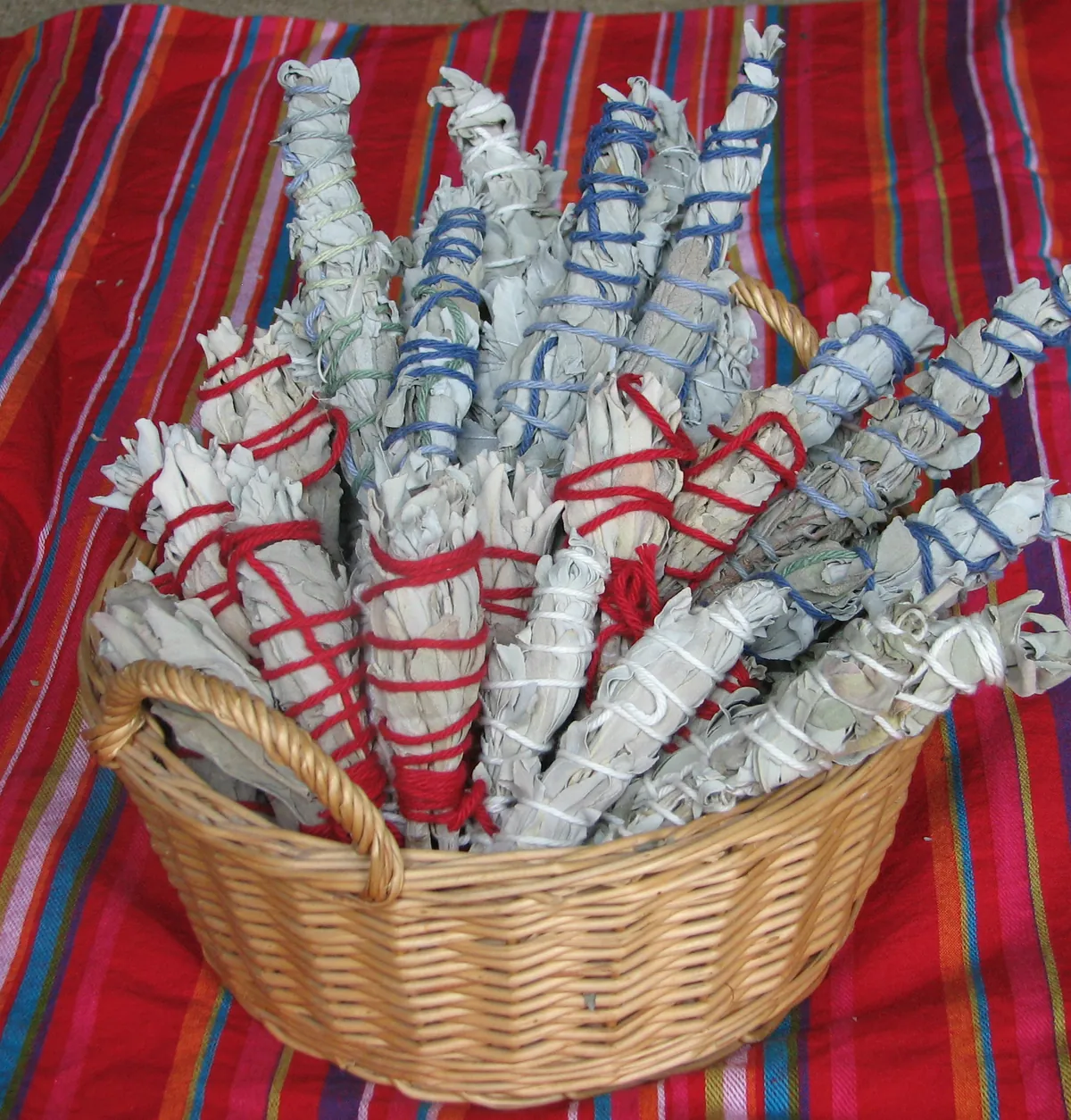 Canasto con atados de salvia para sahumar